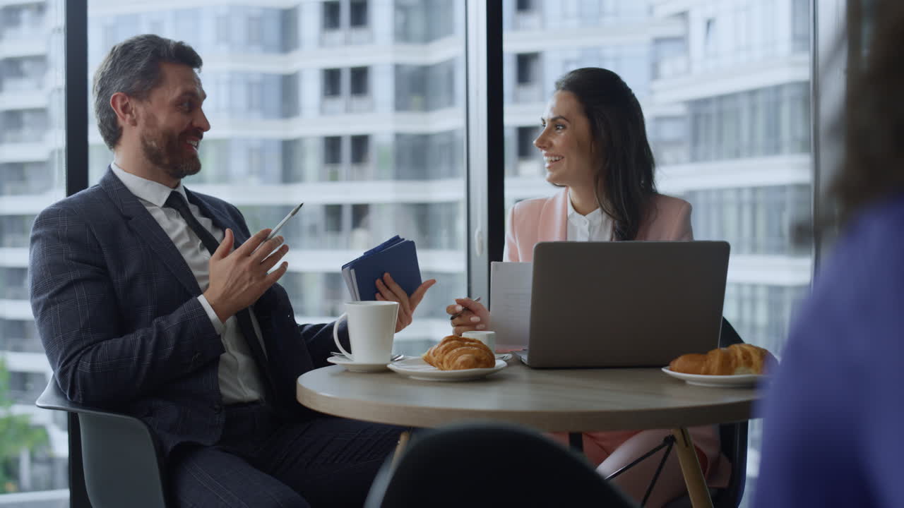 equipo ejecutivo confiado trabajando