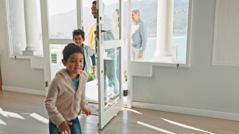 niños emocionados, padres y puerta de entrada a la nueva casa