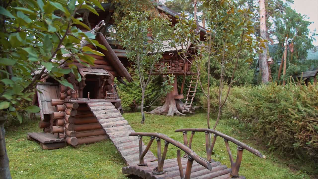 숲 정원에서 농촌 목조 놀이 구조물