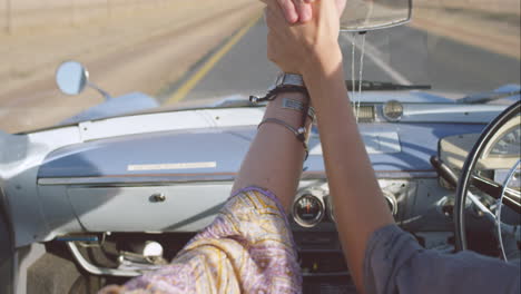 Schöne-Frau-Genießt-Die-Fahrt-Im-Cabrio-Oldtimer-Auf-Roadtrip-Mit-Ausgestreckten-Armen