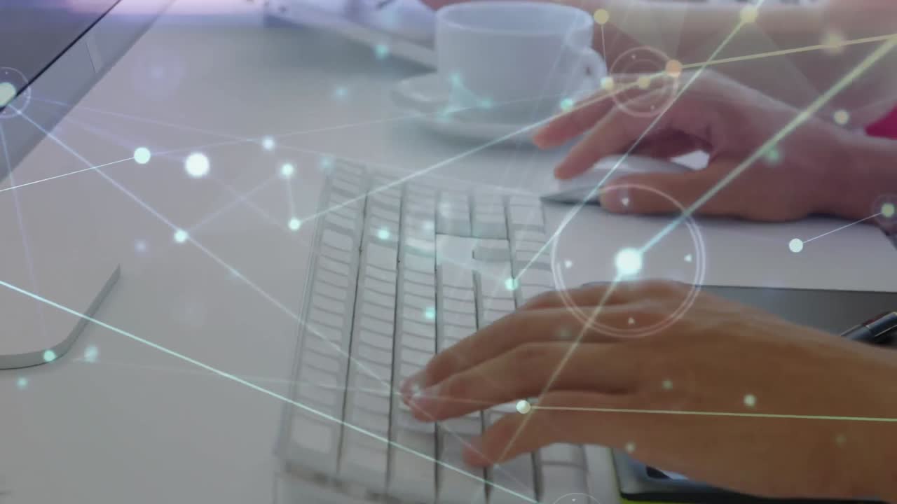 컴퓨터를 사용하는 다양한 비즈니스 사람들에 대한 데이터 처리의 애니메이션
