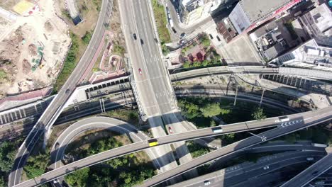 intercambio masivo de autopistas con tráfico en todos los niveles en el centro de hong kong, vista aérea