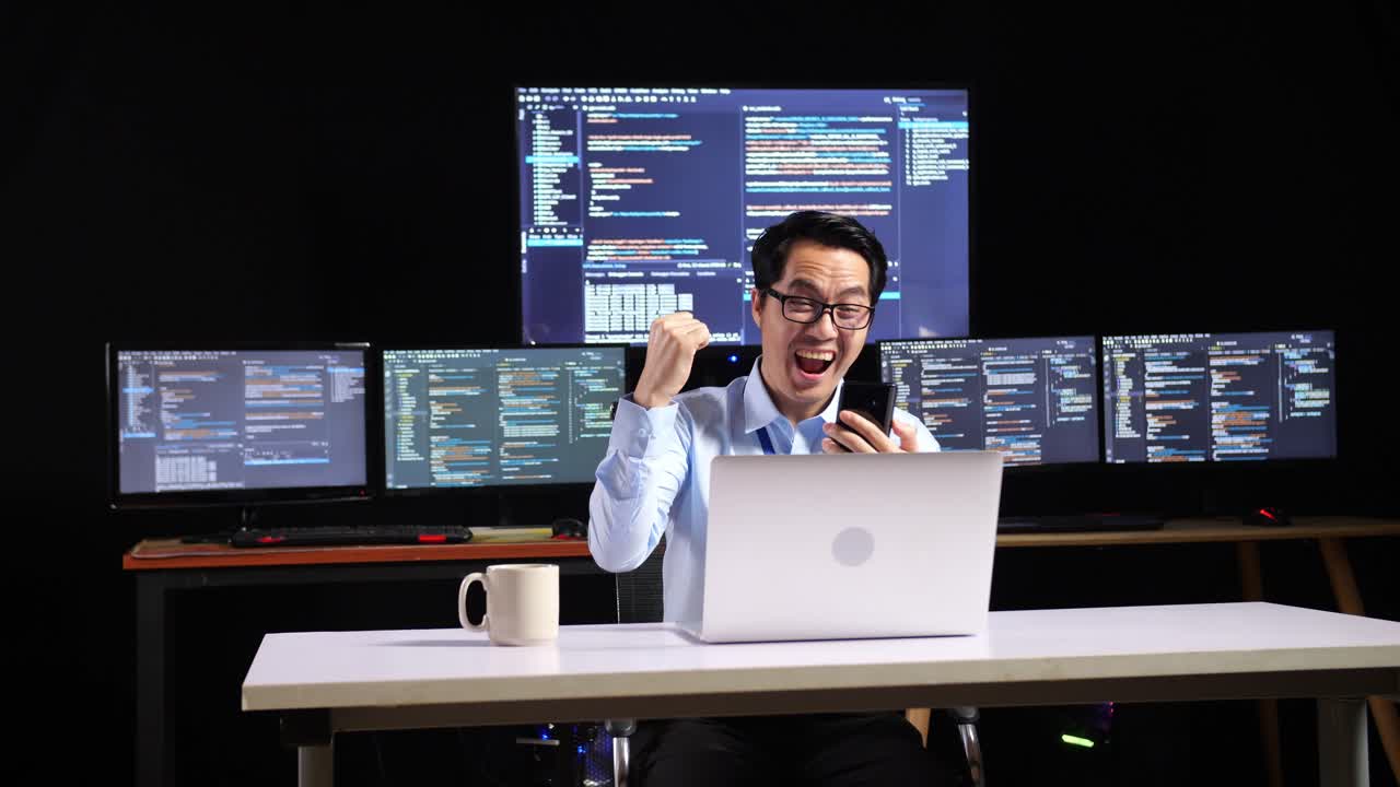 programador emocionado celebrando el éxito