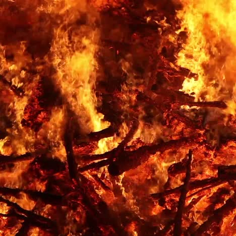 Nahaufnahme-Eines-Riesigen-Lagerfeuers,-Das-Nachts-Tobt