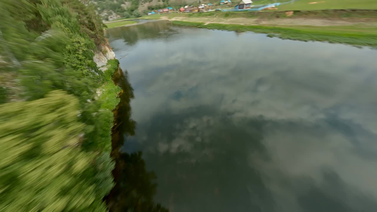 식물로 인 높은 절벽, 아래 계곡에서 휘어지는 강, 위에서 볼 수 있는 풍경, 자연의 개념, 생태, 물 위의 빛, 여름의 날.