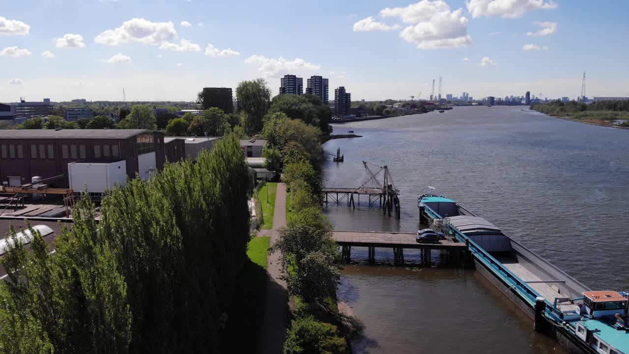 스카이라인을 배경으로 한 킨더다이크 마을의 리버포트에 있는 화물선 부두