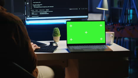laptop de maqueta en el escritorio donde el ingeniero de software escribe líneas de código