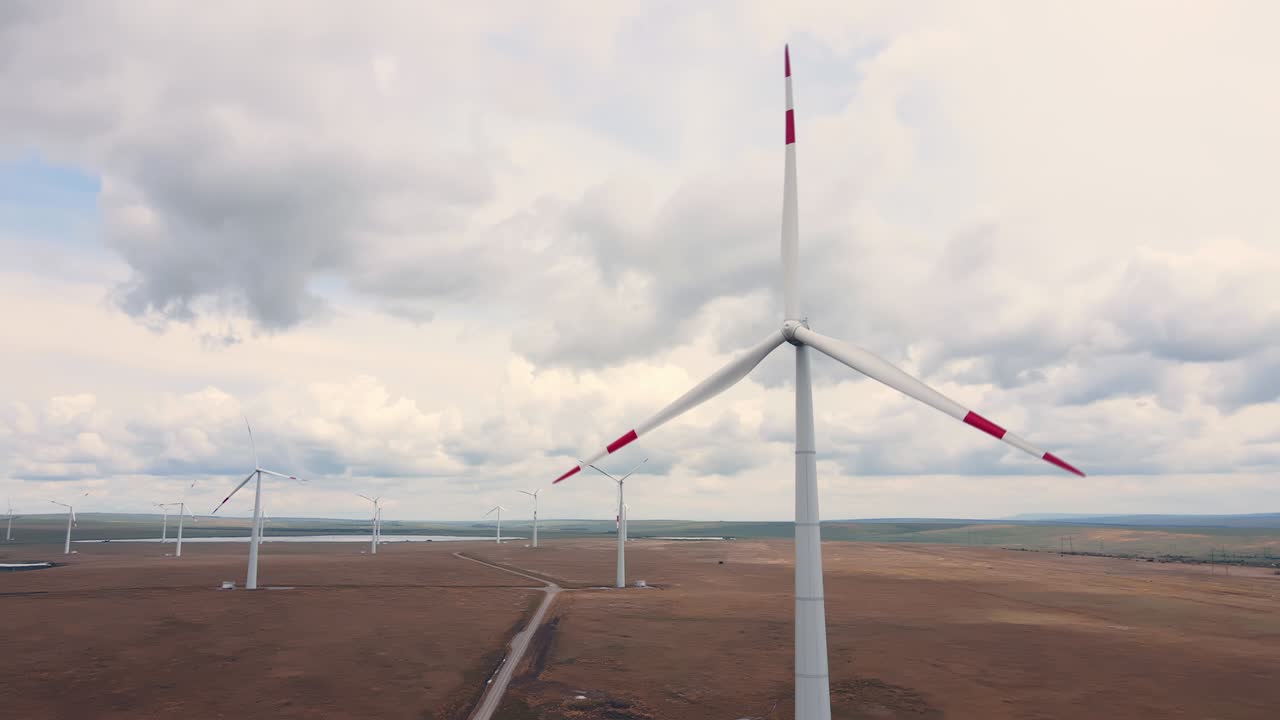 Energia rinnovabile alternativa prodotta da mulini a vento con spazio per il testo