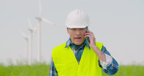 Frustrierter-Männlicher-Ingenieur,-Der-Auf-Dem-Bauernhof-Telefoniert-1