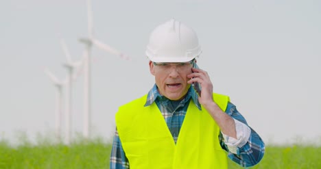 ingeniero masculino frustrado hablando por teléfono en la granja 1