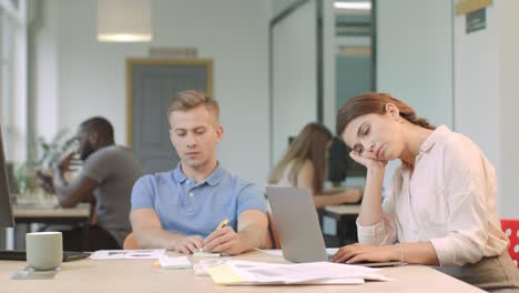 Müde-Frau-Fühlt-Sich-Beim-Coworking-Schläfrig.-Geschäftsfrau-Schläft-Ein.