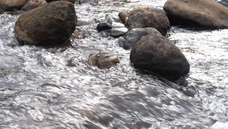 Felsen-Mitten-Im-Schnellen-Wasser-Des-Flusses