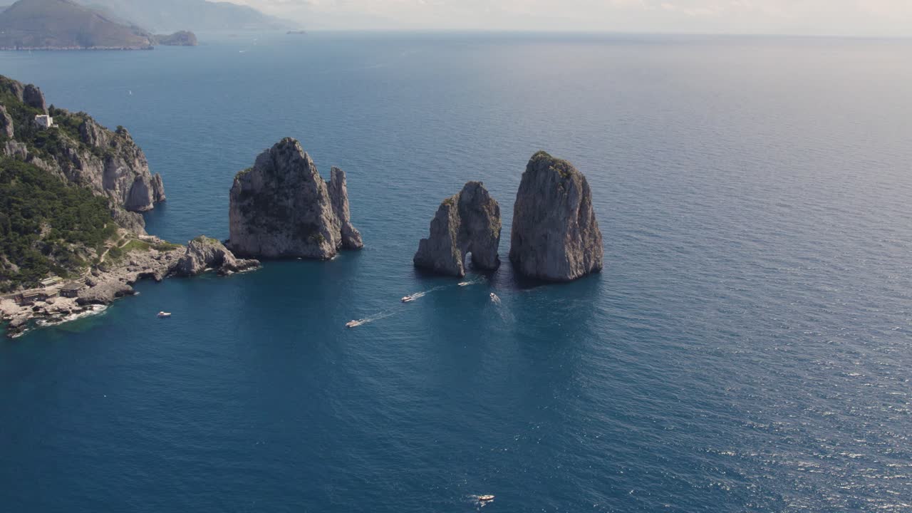 faraglioni rocas en el mar mediterráneo, capri, italia, destino turístico