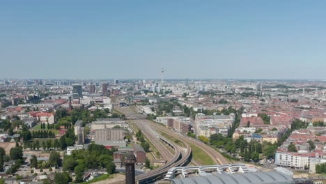 Verkehrsinfrastruktur-In-Der-Stadt.-Luftbild-Auf-Stadtbild-Mit-Bahngleis.-Fernsehturm-Fernsehturm-In-Der-Ferne.-Berlin,-Deutschland