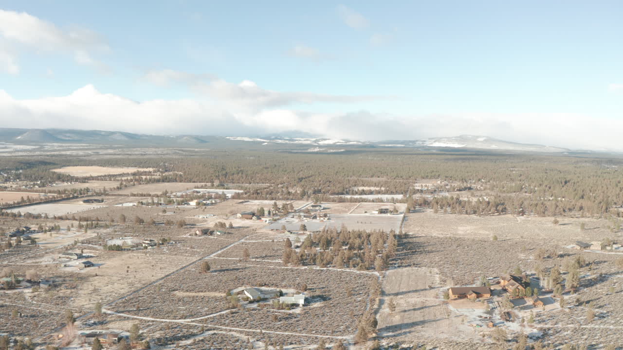 toma aérea sobre el matorral rural de oregon ee.uu.