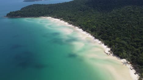 Un-Vuelo-Sobre-Una-De-Las-Playas-Más-Hermosas-De-Camboya,-La-Isla-De-Koh-Rong-Sanloem-Todavía-Tiene-Algunas-áreas-Que-Aún-No-Están-Desarrolladas-Para-El-Turismo-Donde-La-Jungla-Se-Encuentra-Con-El-Océano