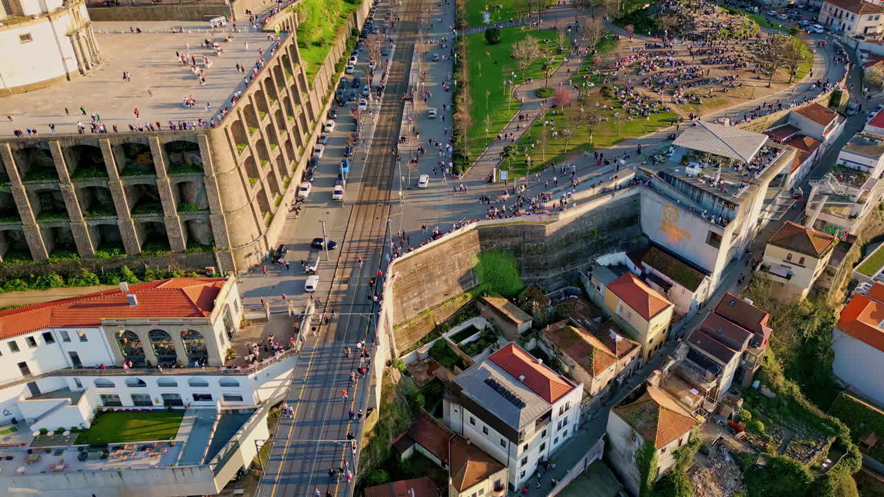 Cidade portuguesa vista por drone sob a luz dourada do entardecer. Vista aérea de ruas aconchegantes