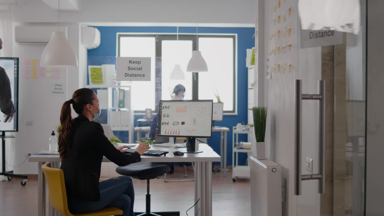 얼굴 마스크 를 쓴 사업가 가 동료 와 팔꿈치 를 만지고 있다