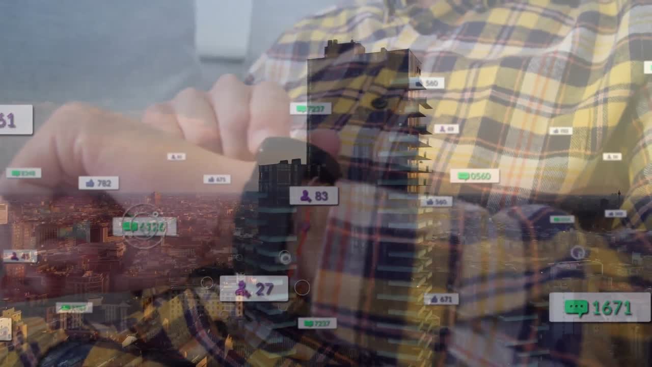 animación de notificaciones de las redes sociales sobre la sección media del hombre que revisa el reloj inteligente y el cityscpe