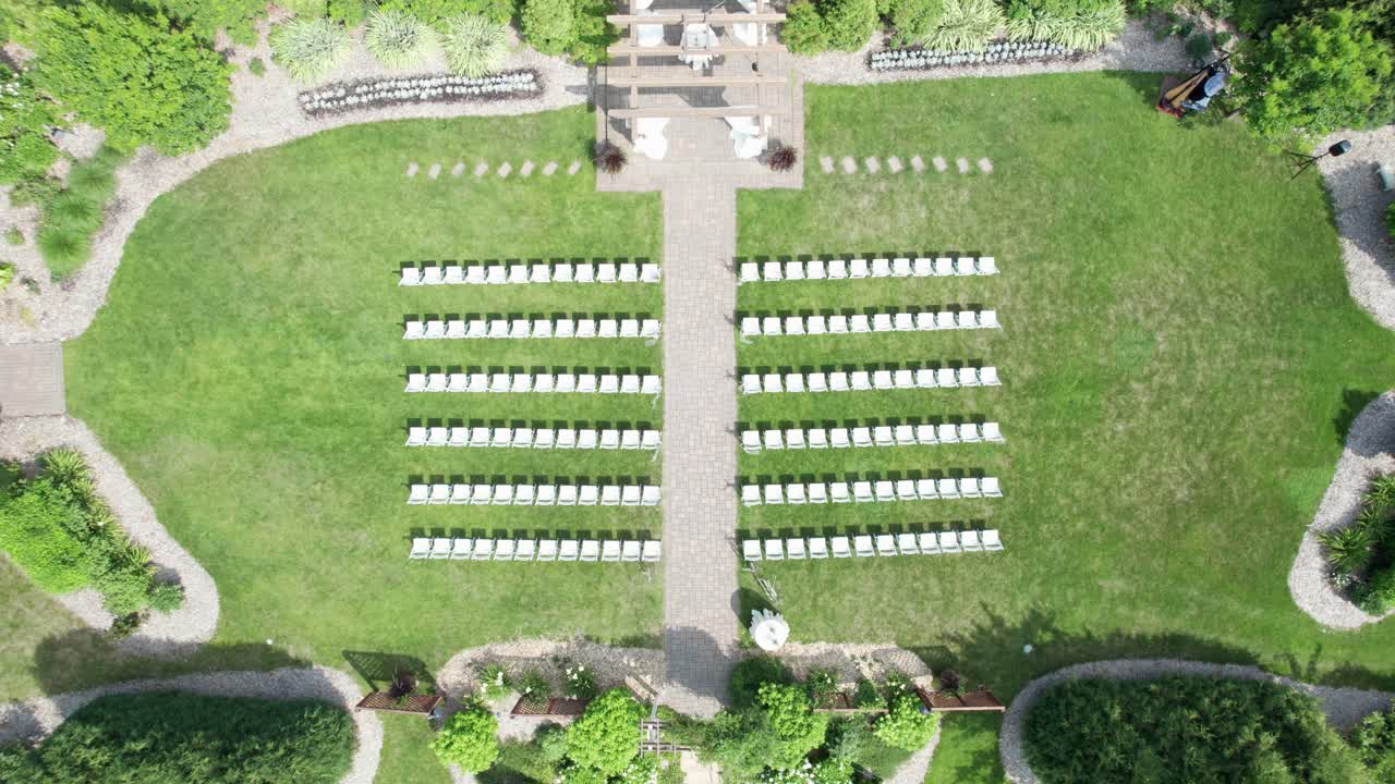 안뜰 정원에서 결혼식 준비에 내려오는 드론 샷