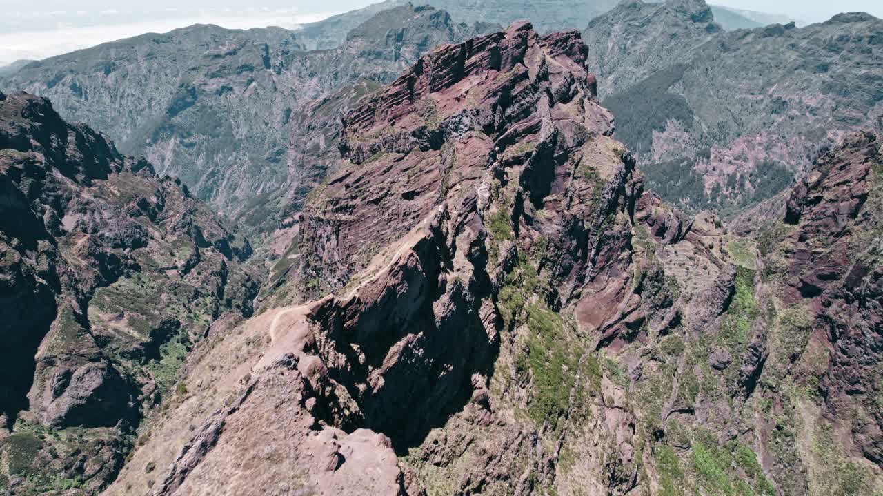 pr1 madeira, espectacular prueba de senderismo expuesto en una cresta en un escarpado paisaje montañoso, aéreo, disparo de drones