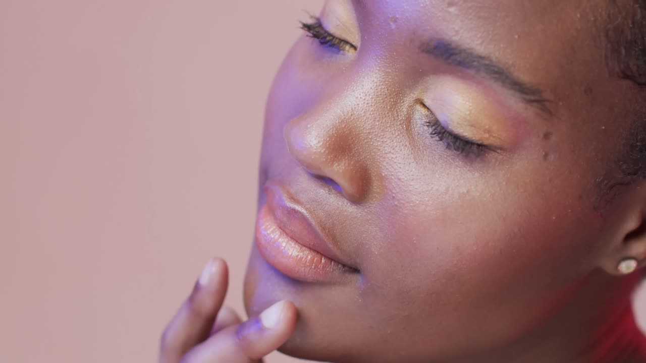 Afroamerikanische Frau mit kurzem dunklem Haar in blauem und rosa Licht mit Textfreiraum, Zeitlupe.