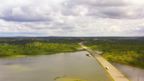 Columbia-Británica-Desde-Arriba:-Carretera-Cariboo-Que-Serpentea-A-Través-Del-Lago-Pantanoso