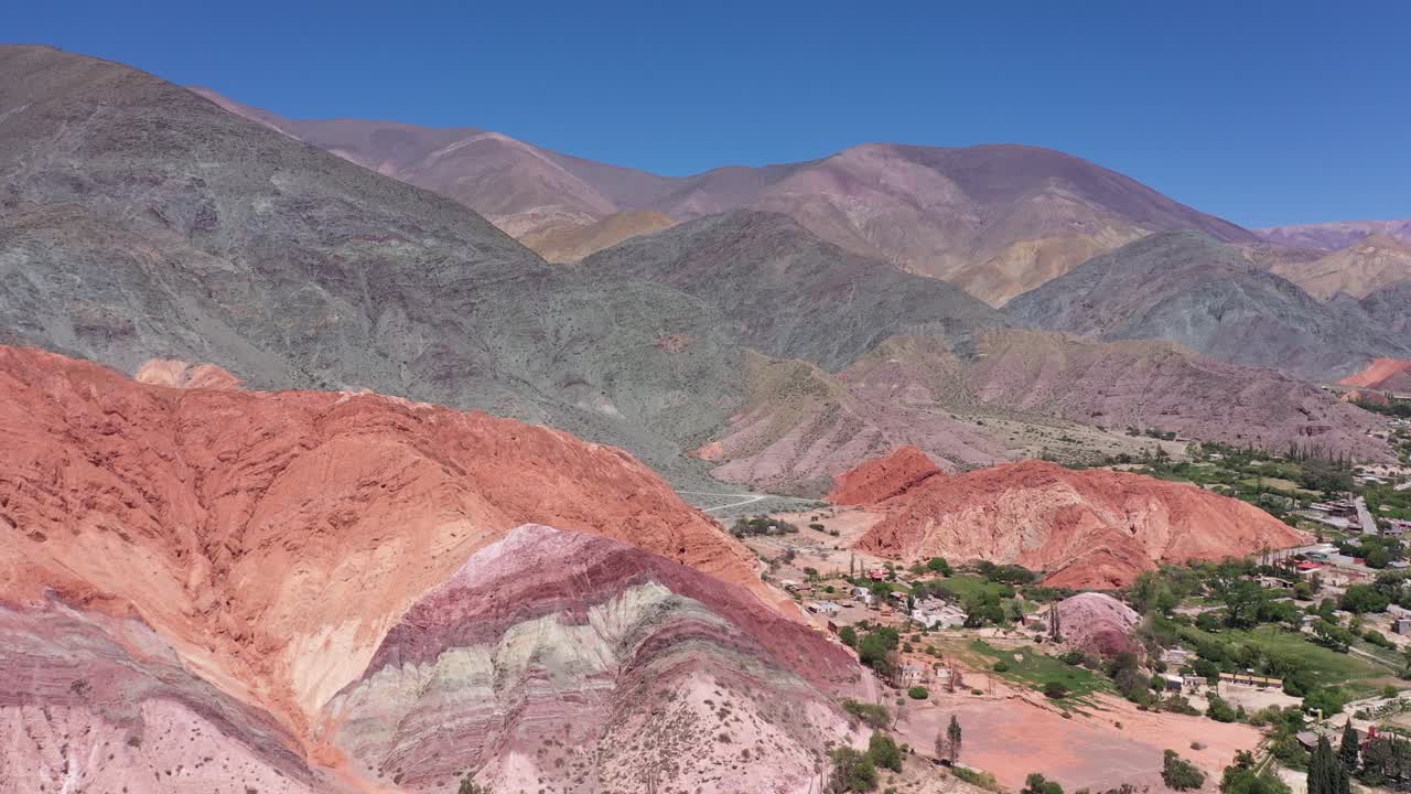 toma cinematográfica y panorámica con drones del cerro de siete colores, en la provincia de jujuy, argentina