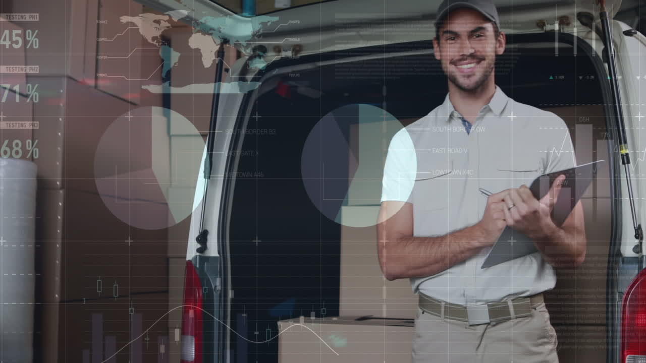 el repartidor caucásico comprueba las existencias, sonríe en el negocio de logística.