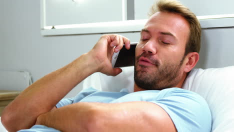 Mann-Telefoniert-Mit-Smartphone-Und-Liegt-Im-Bett-