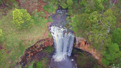 Steigende-Luftaufnahmen-Von-Wasser,-Das-Nach-Regen-Am-22.-September-2021,-Victoria,-Australien,-über-Die-Trentham-fälle-Fließt