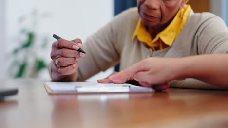 manos, la mujer mayor firma el contrato o el acuerdo