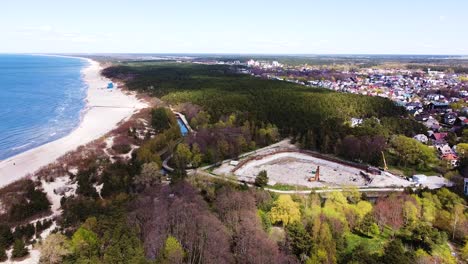 Paisaje-Urbano-De-Palanga-Y-Enorme-Sitio-De-Construcción,-Vista-Aérea