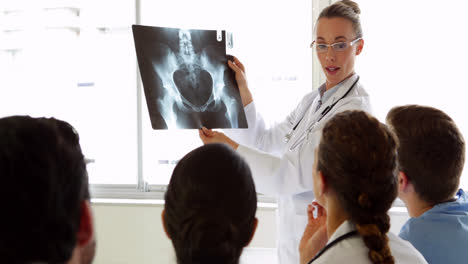 equipo médico escuchando al médico explicar una radiografía