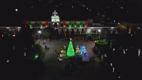 árbol-De-Navidad-Iluminado-Frente-Al-Ayuntamiento-De-Ciudad-Guzman-En-La-Noche-En-Jalisco,-México