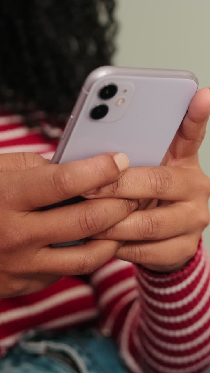 Primo piano di mani che tengono e utilizzano uno smartphone