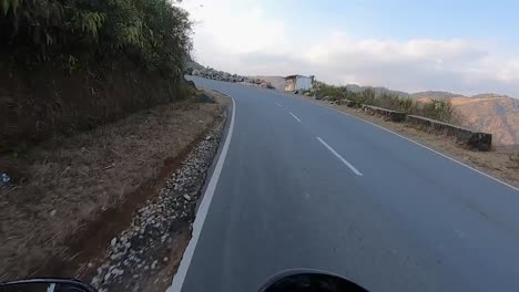 Vista-De-Motociclista-De-Diferentes-Paisajes-Montañosos-De-Carreteras-Con-Curvas-En-El-Día-Video-Tomado-En-Dawki-Meghalaya,-Noreste-De-India,-El-06-De-Julio-De-2023