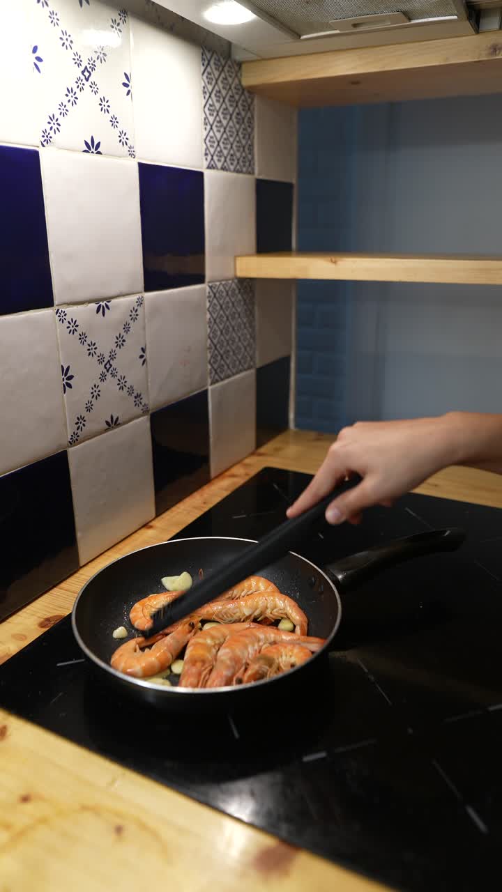 cocinando camarones en una cocina