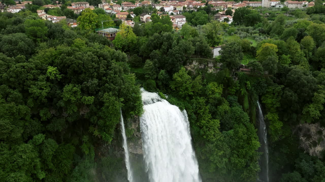 Drone in volo verso le cascate spumeggianti delle Cascate delle Marmore, nella regione Umbria, Italia