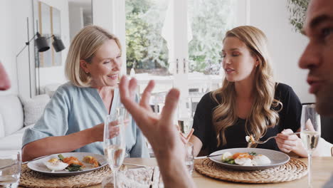 Familie-Mit-älteren-Eltern-Und-Erwachsenen-Nachkommen-Stoßen-An,-Bevor-Sie-Zu-Hause-Am-Tisch-Essen