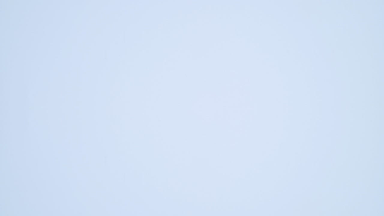 libros de tapa dura de estilo retro ordenando en la parte superior e inferior del fondo blanco. stop motion