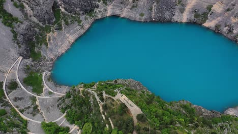 Vista-De-Drones-Del-Lago-Azul-Imotski-En-El-Cráter-De-Piedra-Caliza