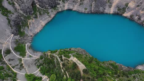 vista de drones del lago azul imotski en el cráter de piedra caliza