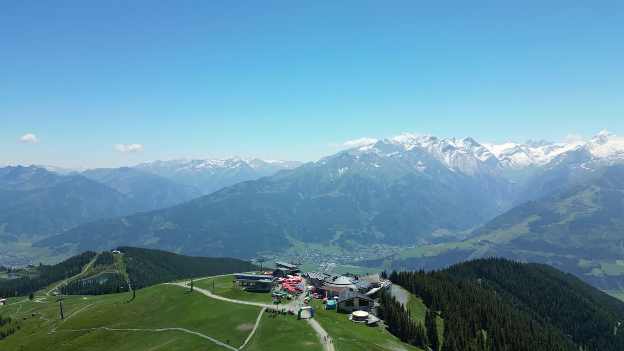 потрясающий фон гор в облаках, курорт шмиттенхохе, австрия