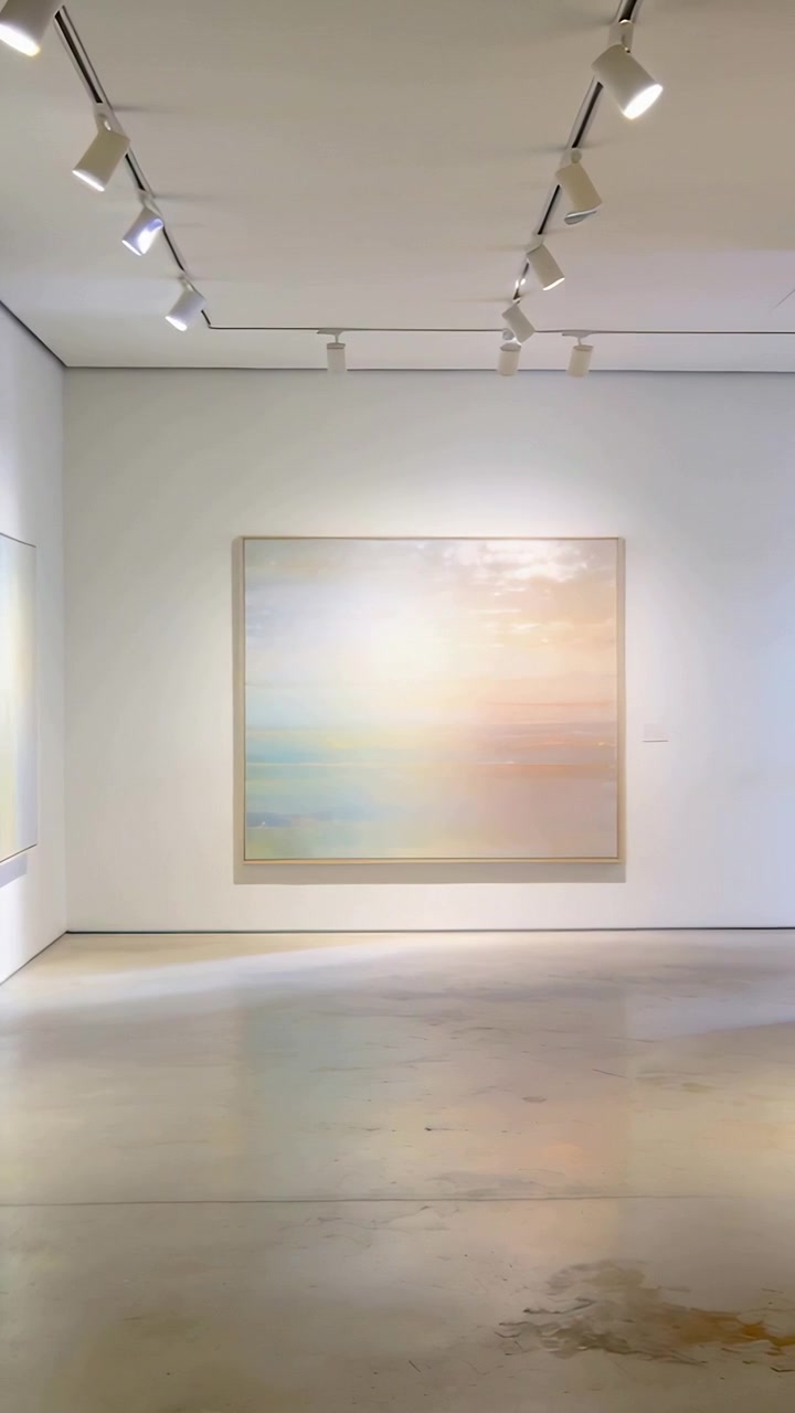 Video verticale: Panoramica della telecamera da sinistra attraverso una galleria, rivelando un grande quadro quadrato dai colori pastello.
