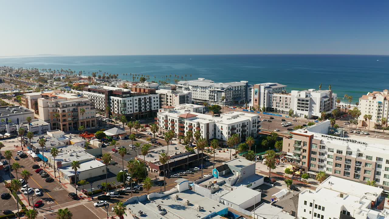 캘리포니아주 오션사이드 위로 떠오르는 공중 촬영