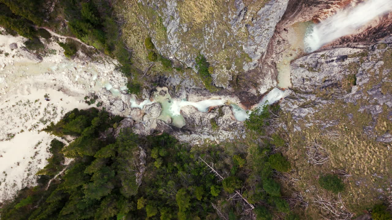 vista de drones del lecho rocoso del río y la cascada en las dolomitas