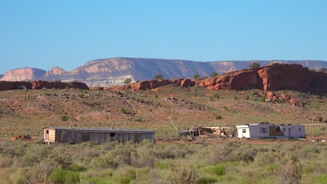 deteriorar y abandonar los remolques y las casas se encuentran en la tierra de los indios americanos navajos cerca del valle del monumento