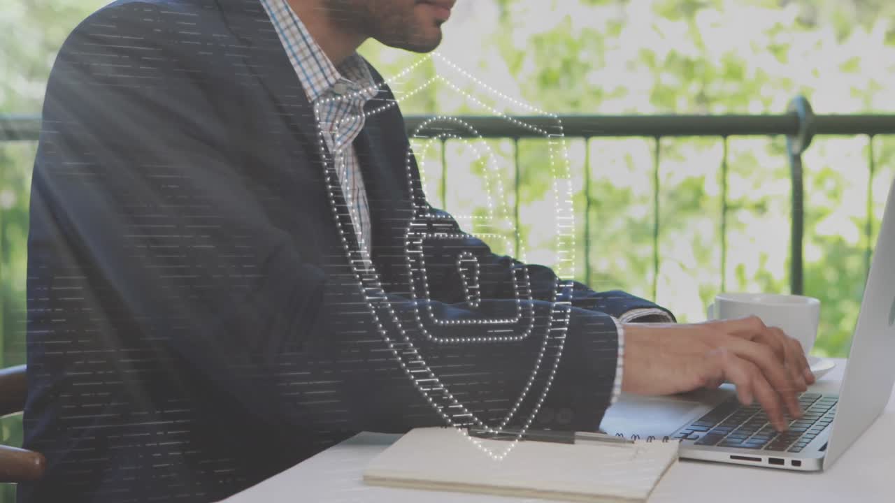 animación de puntos conectados que forman un candado en el escudo, hombre biracial bebiendo café y usando una computadora portátil