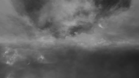 Zeitrafferflug-Durch-Graue-Wolken-Und-Gewitter